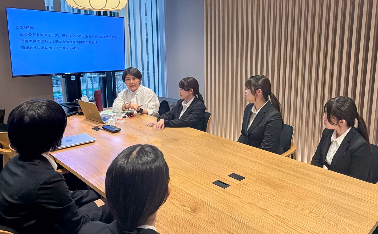新卒入社研修の様子
