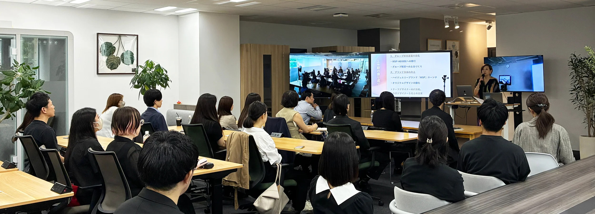社員が一堂に会して行われるWSPグループの全体会議の様子
